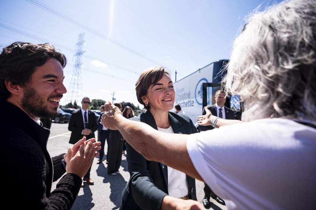 CAQ touts private-sector health care as PQ maintains poll lead