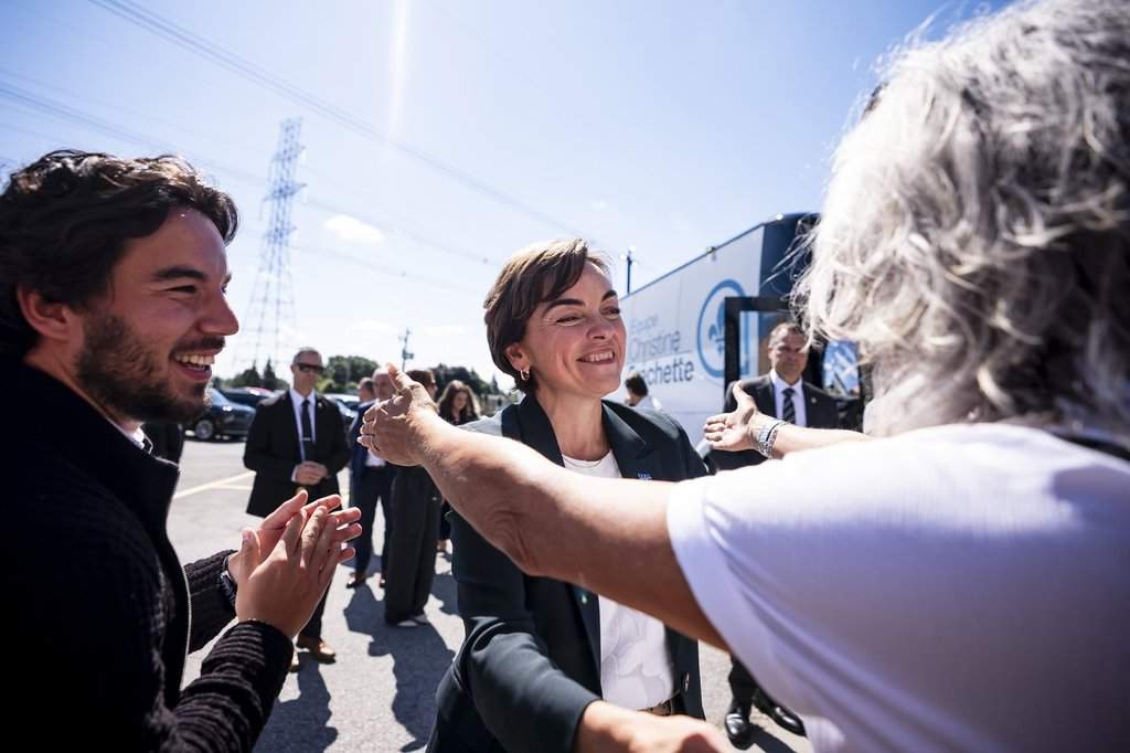 CAQ touts private-sector health care as PQ maintains poll lead