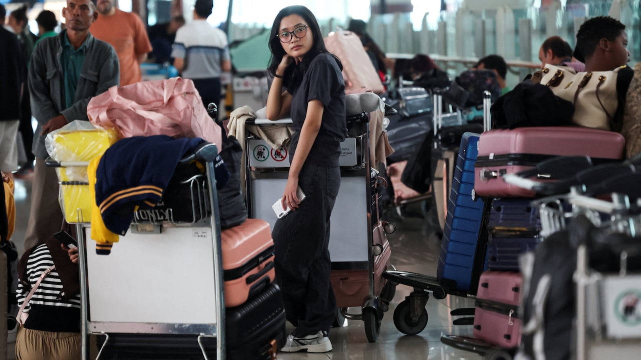 Flights to Jakarta resume after volcanic ash forced 2-day closure of several Indonesian airports