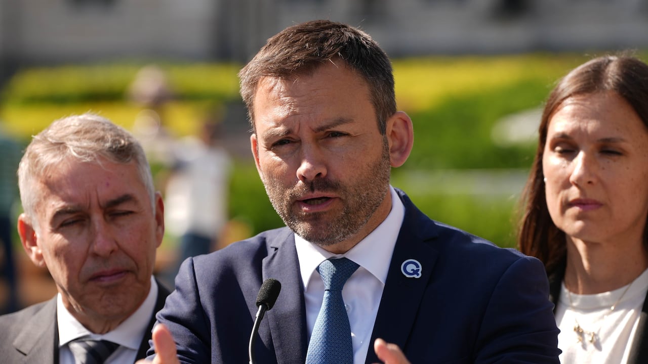 PQ leader points to high immigration for school and housing crises. Is he right?