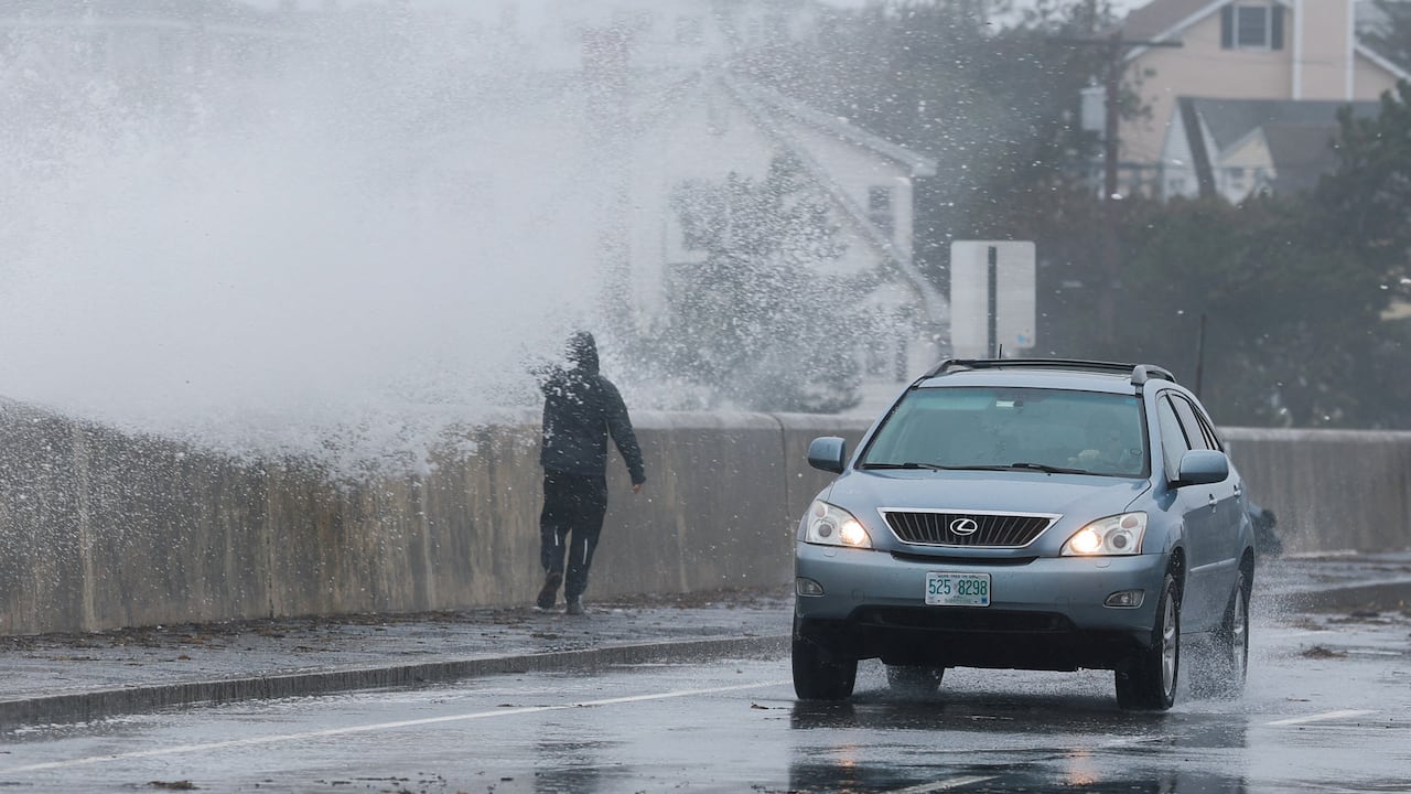 Northeast U.S. pummelled by wind and floods from deadly nor'easter
